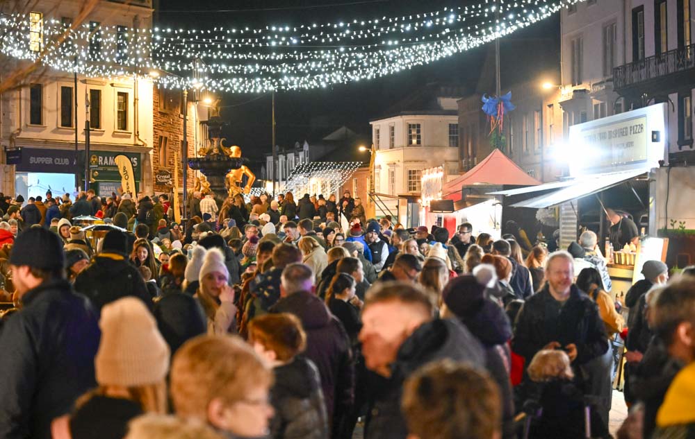 Thousands of visitors fill Dumfries town centre during Carnival